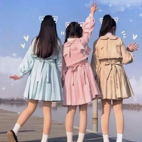 Ảnh profile nhóm ba người background phòng quen vibe dễ thương.