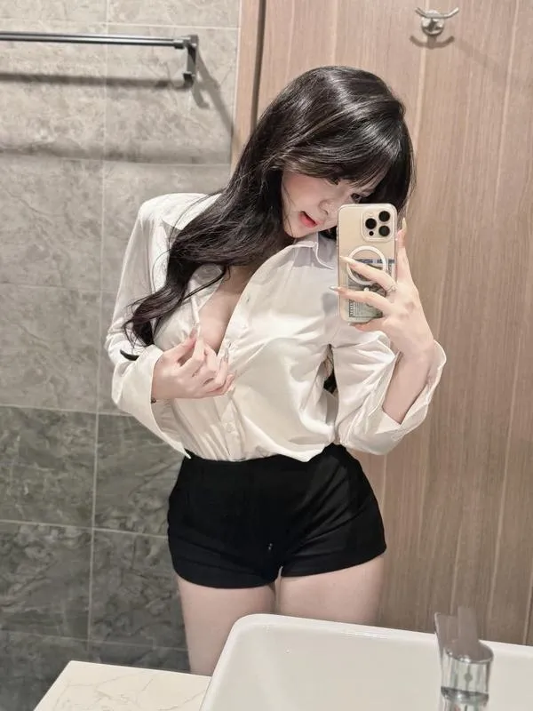 Áo sơ mi và quần ngắn, bờ vai mảnh, đùi thon, tóc đen dày, thần thái ngọt mà gợi
