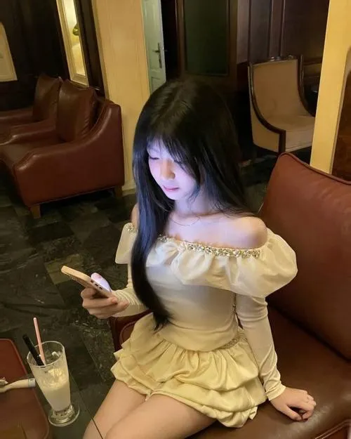 Nữ sinh 2005 trong thư viện mang vibe thanh xuân