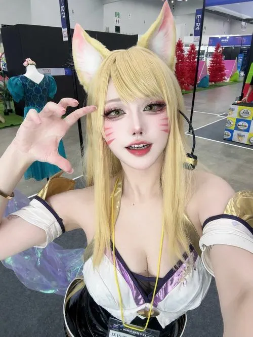 Cosplay phong cách hentai nhấn mạnh màu sắc và concept fantasy