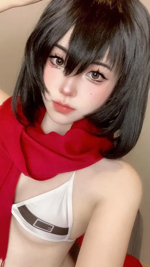 Trang phục cosplay hentai gồm váy áo và chi tiết trang trí