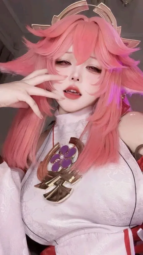 Gái xinh cosplay sexy phô diễn vòng một lớn đốt mắt người xem