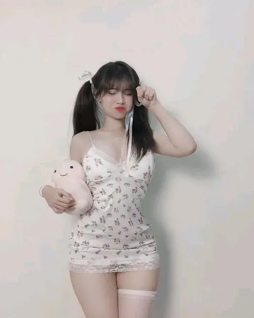 Váy trắng ôm dáng người tạo cách sexy tinh khôi