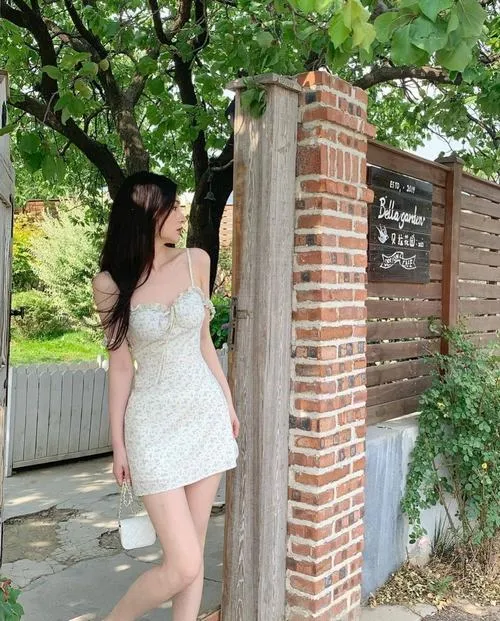 anh gai xinh dien vay trang ngan sexy 20