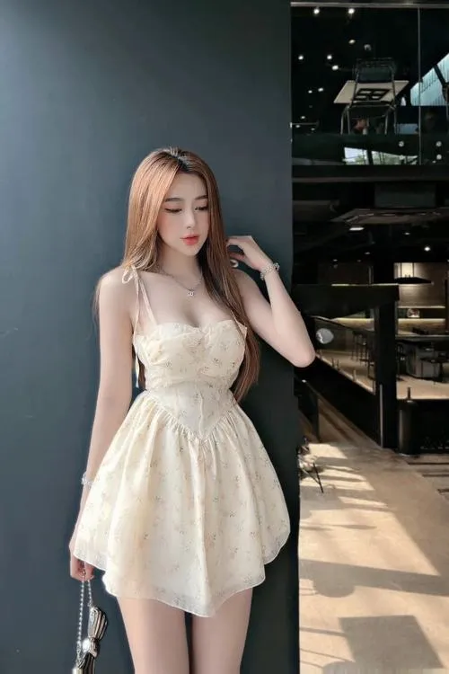 Váy xếp ly ngắn trắng tạo chuyển động mềm mại