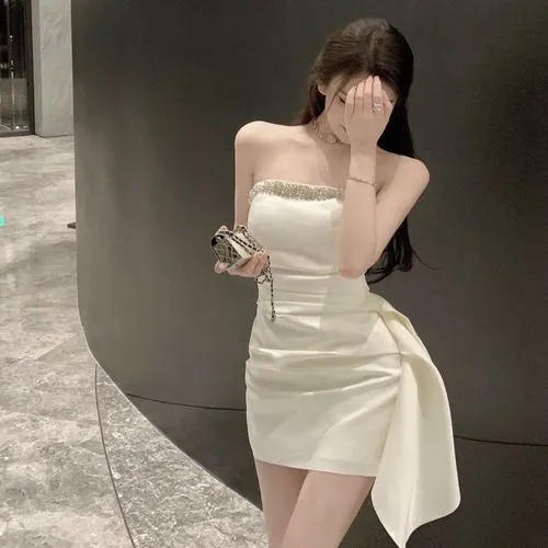 Eo thon nổi bật nhờ váy trắng ôm body nhẹ
