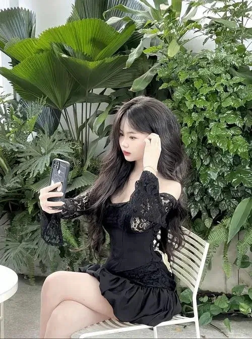 anh gai xinh mac vay ngan den 24