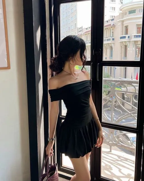 Gái xinh khoe đùi thon trong váy ngắn đen đầy sức hút ngầm