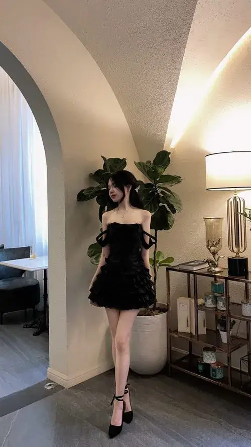 Bờ vai trần kết hợp váy ngắn đen gợi cảm