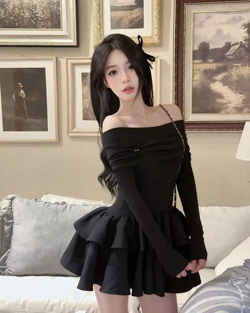 Eo gọn cân đối với thân váy ôm hông