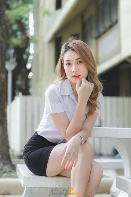 Giày cao gót hợp váy ngắn đen kéo dài chân