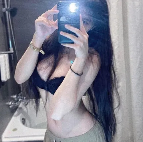 Mặc bikini tạo nên ảnh Lê Bống phong cách mùa hè