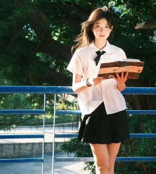 Nụ cười làm nổi nét đẹp trong trẻo tuổi học trò