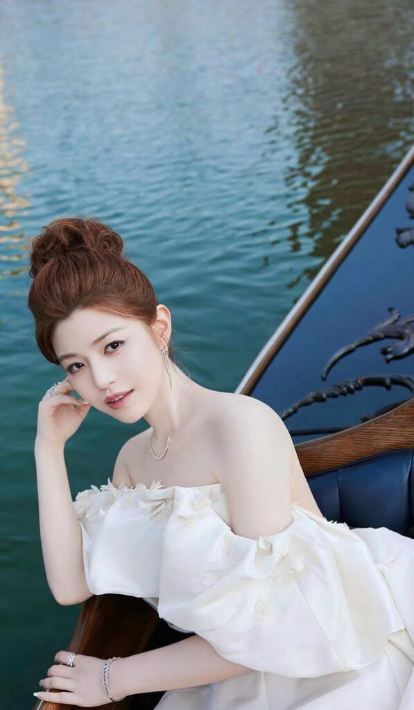 Girl dễ thương nụ cười xinh