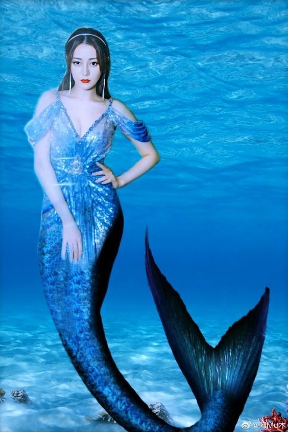 Nàng tiên cá dưới đại dương xanh