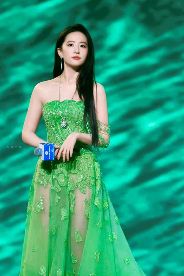 Vẻ đẹp Lưu Diệc Phi nổi