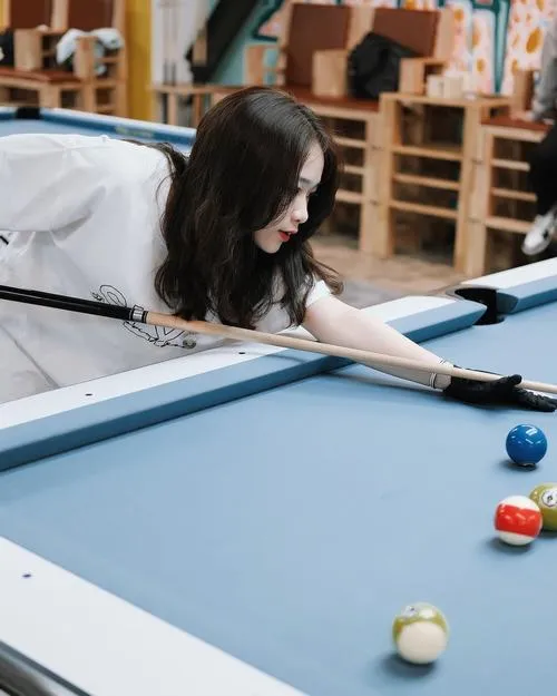Vóc dáng ảnh girl bida nổi bật bên bàn bida