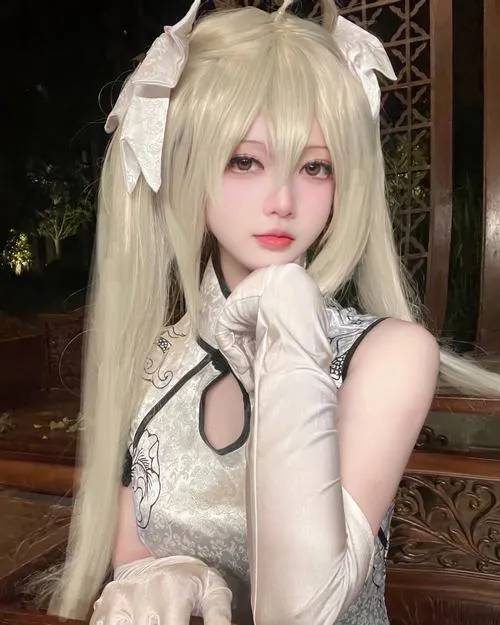 Cosplay gồm phụ kiện như vũ khí giả ấn tượng
