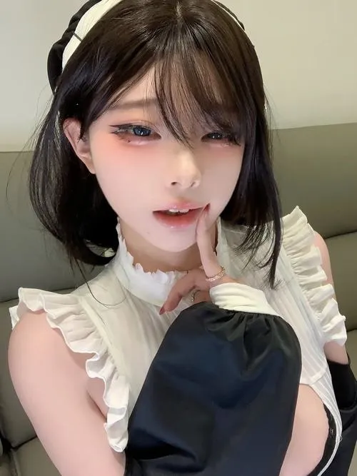 Thời trang gợi cảm hòa quyện văn hóa anime đương đại