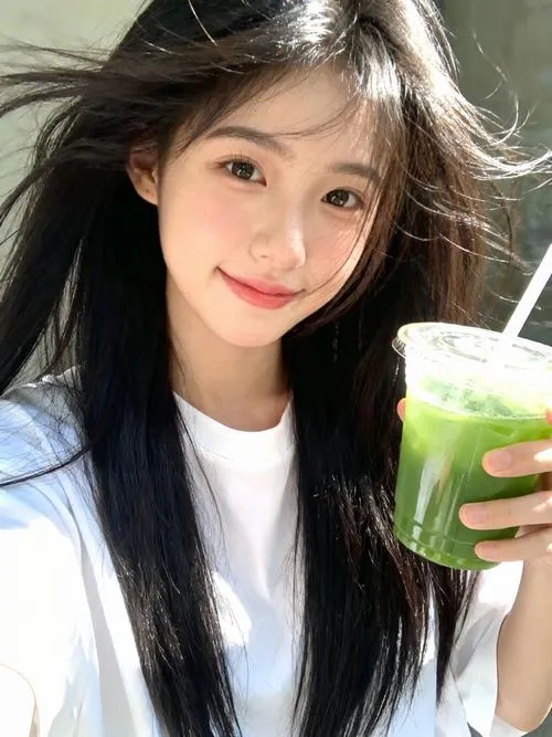 Cười nhẹ mà cuốn nhờ thần thái tự nhiên