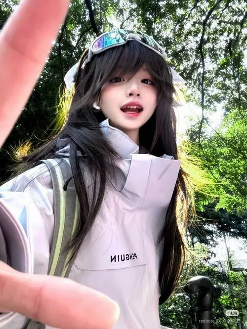 Ảnh gái xinh cười nhẹ thôi mà tim anh tự nhiên lạc nhịp