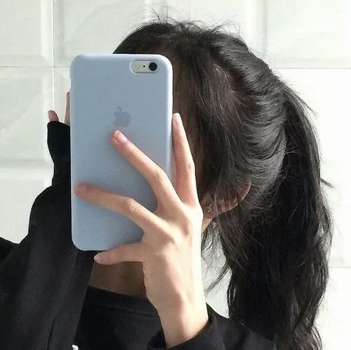 Ảnh gái xinh dễ thương với bàn tay che khuôn mặt đầy ngại ngùng