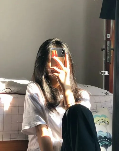 Ảnh gái xinh ngoài trời che mặt mang cảm xúc