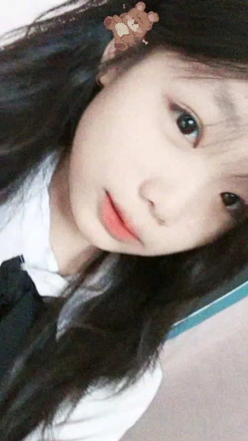 Em gái tuổi teen mang thần thái thuần khiết học đường