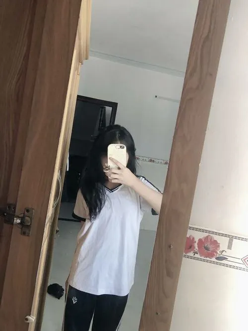 Nữ sinh học đường với ánh mắt trong rất dễ thương