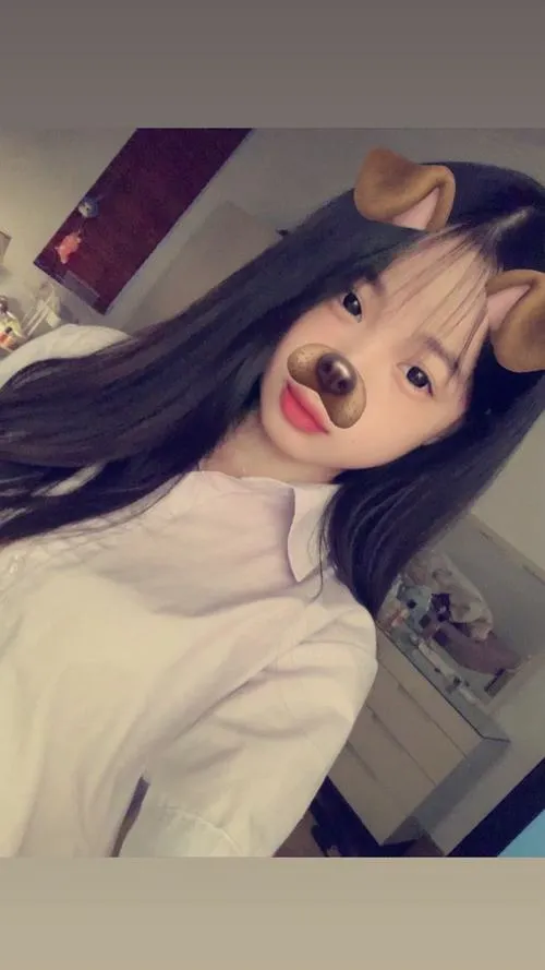 Nữ sinh dễ thương giữa sân trường lan tỏa nét đẹp thanh xuân