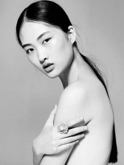 Ảnh nude cảm xúc với làn da bắt sáng tự nhiên dịu dàng