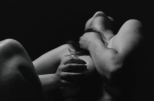 Ảnh nude cảm xúc hòa quyện ảnh đen trắng trầm lắng