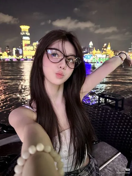 Hình ảnh gái xinh và cộng đồng fan trên TikTok
