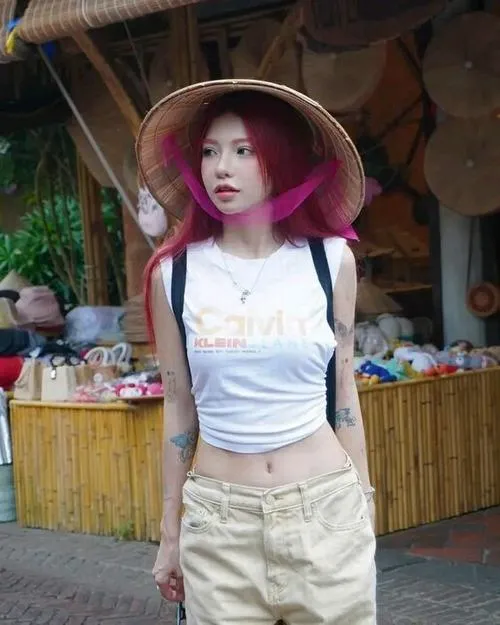 Cận cảnh khuôn mặt và đôi mắt đầy thần thái