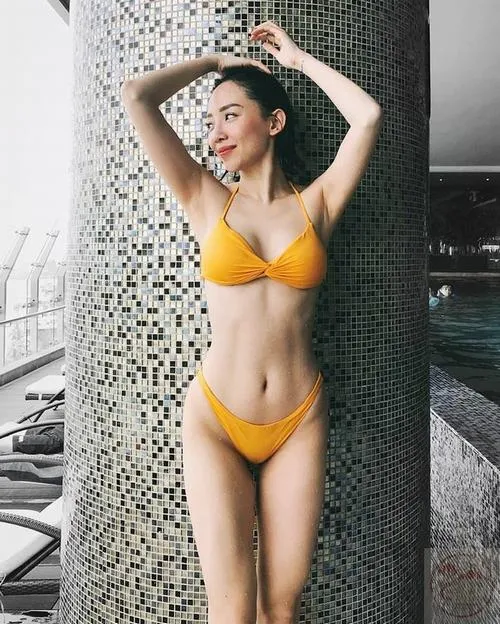 Tóc Tiên thể hiện sự tự tin trong ảnh bikini biển