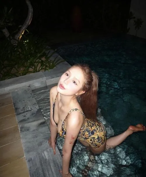 Xoài Non khoe bikini giữa biển mùa hè với phong cách gợi cảm tinh tế