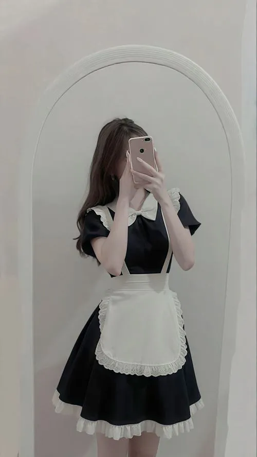 Concept cosplay maid sexy dùng ánh sáng mềm tạo cảm giác nóng nhẹ
