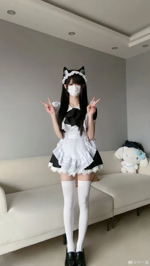 So sánh cosplay y tá và cosplay hầu gái đều sexy tinh tế